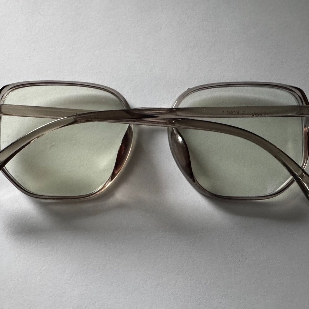 Gray rectangular plastic frame - image 2